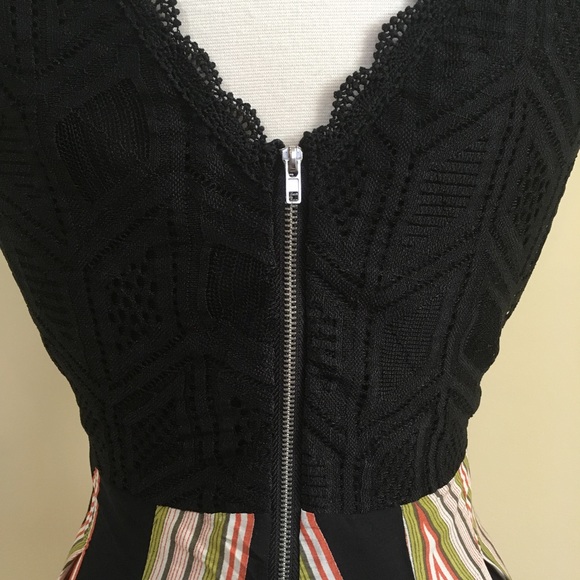 Deep V Lace Bodice Abstract Stripe Print Romper - Picture 5 of 5